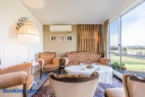 Dei Gratia High Tea House, 11A Loch Goyle Dr, Woodville - a quirky retreat with linen, aircon and Wi-Fi - Image 4