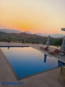 Villa Panorama - Private Swimming Pool & Parking - Image 1