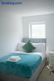 Hatfield Haven with Free Parking, 25min London and Fast Wi-Fi - Image 3