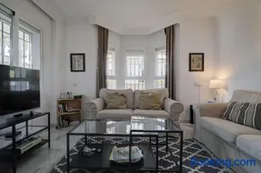 Beautiful Spacious 3 Bedroom Apart - Image 4