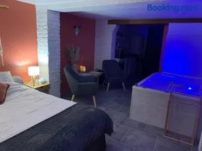 Studio Cosy avec Jacuzzi Privatif et Terrasse - Image 3