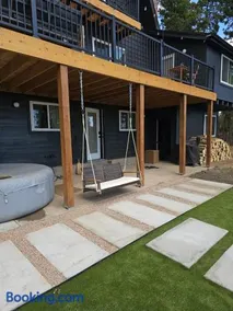 Modern Chalet w Hot Tub, Views, Putting Green - Image 3