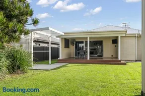 Fish Cottage BYO Linen Pet Friendly Sleeps 8 - Image 2