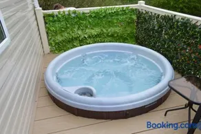 Luxury Hot Tub Caravan Tattershall Lakes, 6 berth, Dog & Pet friendly - Image 1