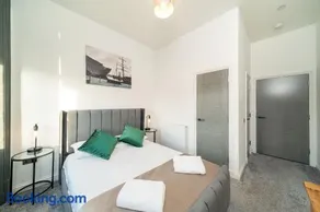 Dockside Apt, Quay Views, City Vibes - Image 4