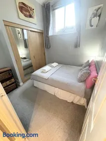 Cosy County House apartment with free private parking Sleeps up to four guests - Image 3