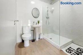 Brand New 1-Bed Flat With Free Parking - Image 5