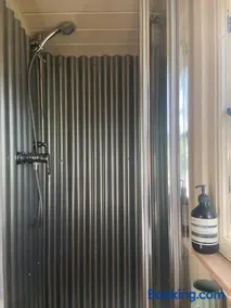 Pet Friendly Shepherd's Hut Sleeps 2 with Hot Tub - Image 3