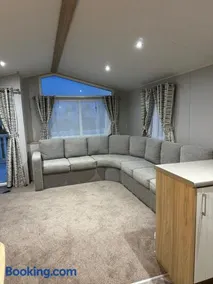 Seascape Horizon Dog Friendly 2 Bed 6 Berth Decked Villa with Parking at Camber Sands Parkdean Holiday - Image 5