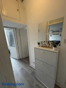 Bright bedroom with king side bed and shared bathroom or whole one bedroom apartment - Image 2