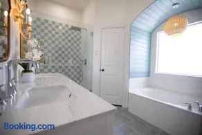 Spacious 4BR with Pool and Grill - Near Lakes and Harbor - Image 2