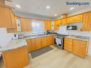 Family Retreat sleeps 12 Near YVR Airport, Downtown - Image 1