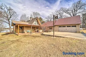 Lakeside Haven with Sandy Beach, Sleeps 12, 3 Bath - Image 1
