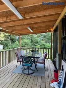 Man cave apartment queen sz bed 17 min from town - Image 1