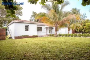 HOUSE WITH POOL, 10 MINS DRIVE TO THE BEACH! - Image 1