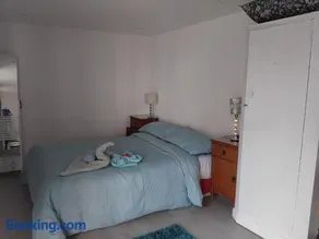 FABULOUS Self contained GARDEN STUDIO EGHAM - Image 3