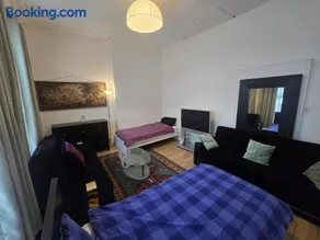 Twin room not en suite, parking, next to ferry - Image 1