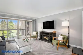 Newly Renovated Fore Seasons - Image 3