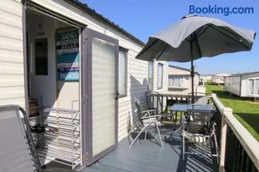 Big2vacation 2 Exclusive at new beach caravan holiday free parking wifi gaming chair swimming pool decking fun activities games food facilities club house arcade walk to beach - Image 2