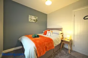 Luxury Bungalow, 3 bedrooms, 5 beds, sleeps 8, transport links, parking, Wi-Fi - Image 4