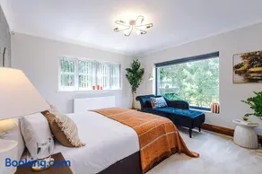 5 Double Bedrooms - Sleeps 10- Luxury Park Escape - 7 Seater Hot Tub W Park Views - Canal Access- Huge Driveway - 4 Vehicles or 2 LWBs - Minutes to JLR BHX Airport HS2 Mell Square - Regular Work Stays and Long Stays are welcome! By Samina Arz Stays - Image 1