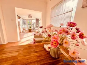 Spacious Private Room Near Airport and Transport - Image 3