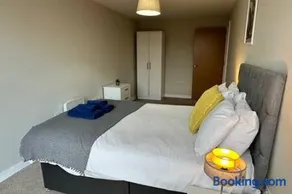 Stunning 2-bed Apartment in Salford - Image 4