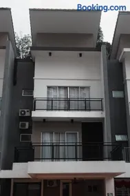 Big Terrace House for 14 Guests with Free WiFi and Netflix near Taiping Lake Garden Zoo - Image 1
