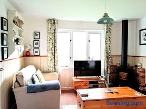 Badgers Den, a beautiful log cabin in a secluded valley close to the beach - Image 3