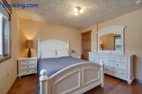 3BR Retreat 8 Blocks to Beach Jacuzzi Tub - Image 1
