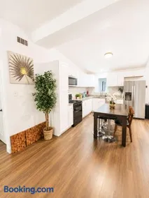 Entire Spacious and Beautiful 5 Bedroom House - Image 3