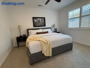 Modern Guest Suite with Living Room and King Bed - Image 2