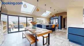 The Bungalow by The Garden Spa Stays, 4 bed, Sauna - Hot Tub - Ice Bath - Image 3
