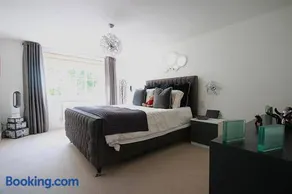 Sleeps10-FamilyFriendly-FreeParking-EnclosedGarden - Image 1