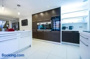 Edge14- spacious, stylish and near the beach! - Image 3