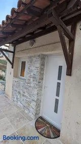 Studio cosy neuf calme -Parking Terrasse privée Piscine 5mn Gare TGV Aix et ZA Aix la Duranne 15 mn Aéroport Marseille - Image 3