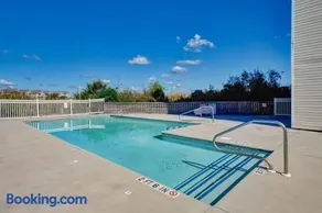 Surf City Blue Horizon Hideout Motel with Pool - Image 4