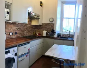 Good Times Edinburgh Elm Row City Centre Apartment - Image 5
