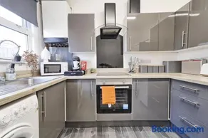4-Bedroom Family Home with Parking I 5 Minutes from Southend Station - Image 2
