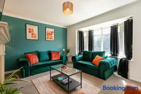 Contractor Accommodation Peterborough - 6 Bed House - Driveway Parking - Image 3
