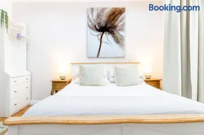 Spacious 4BR house, 2 en suites with garden & on-site parking - Image 3