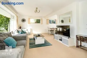 Lions Lodge- Great location with hot tub - Image 3