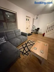 Walk to Town Centre, 2BR Base near Cork & Kinsale - Image 2