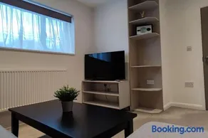 Comfortable 1 Bed flat with Air Con - Image 3