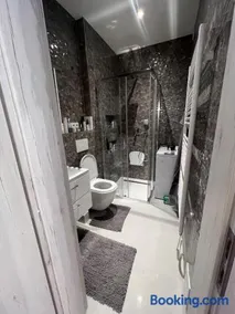 Luxe-Boutique Apartments - Image 2