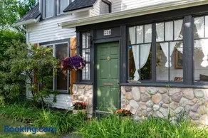 Charming 3 Bedroom Home w/Sun Porch & Sauna - Image 3