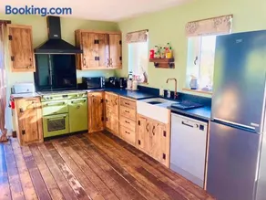 Deer Den timber clad cabin with hot tub, up private lane - Image 4