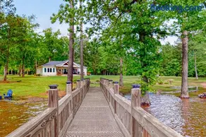 Elegant lakefront home with fast WiFi, large yard & dock - Image 4
