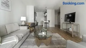 Landing at Foster on the Park - Studio in Downtown - Image 3