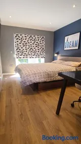 Self-contained and Peaceful en-suite with garden - Image 3